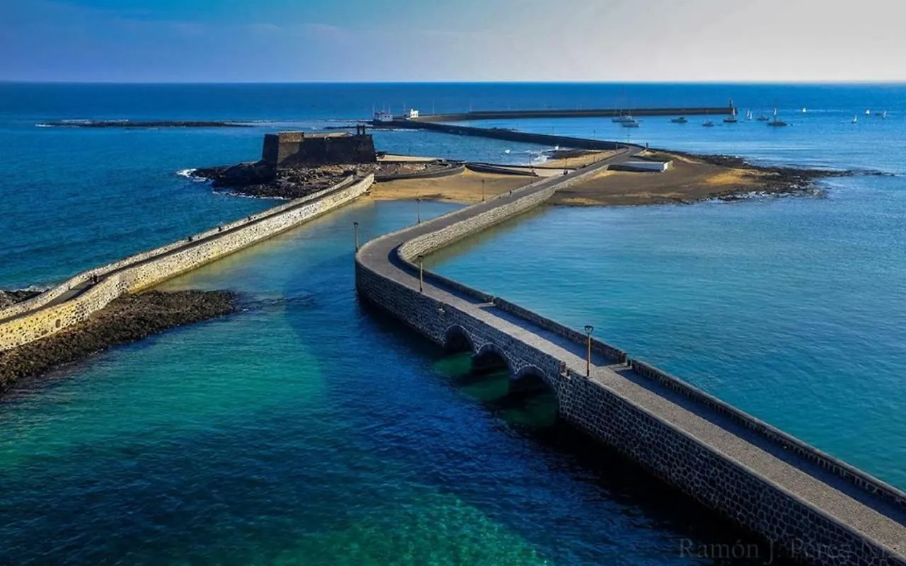 Arrecife Sands- Seafront Apartment - Sea Views - Private Underground Parking  Арресифе
