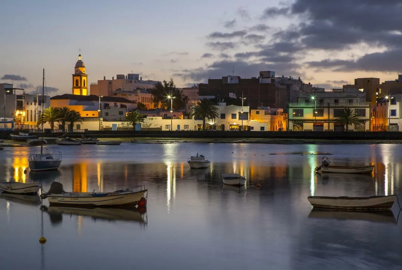 Arrecife Sands- Seafront Apartment - Sea Views - Private Underground Parking 0*, Арресифе